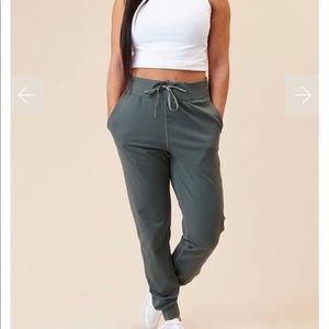PARAGON Joggers/Crop Top